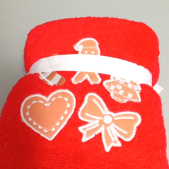 Betsey Johnson Christmas Towel Set - Picture 1 of 3